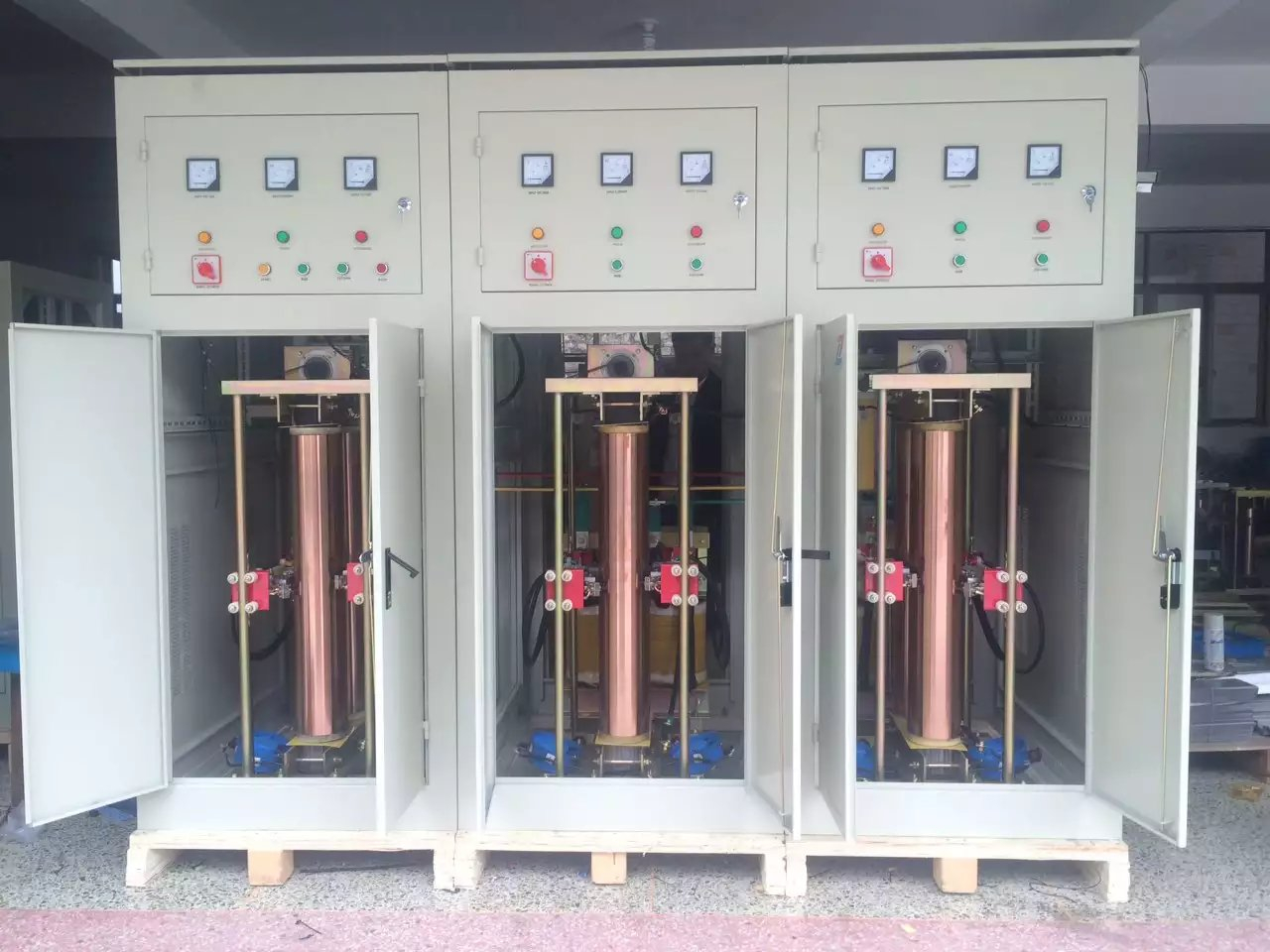 穩(wěn)壓電源 SBW-S-Y-1164 輸入電壓304-456V 輸出電壓380v 50Hz 功率1164KVA